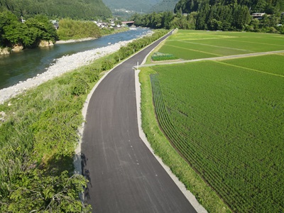 四美地内堤防舗装工事